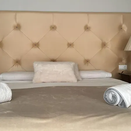 Villa Pool - Sauna - Cinema - Hot Tub - Sleeps 10 - Pets Estepona