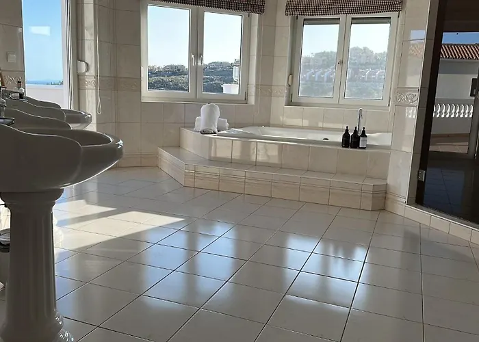 Pool - Sauna - Cinema - Hot Tub - Sleeps 10 - Pets Estepona